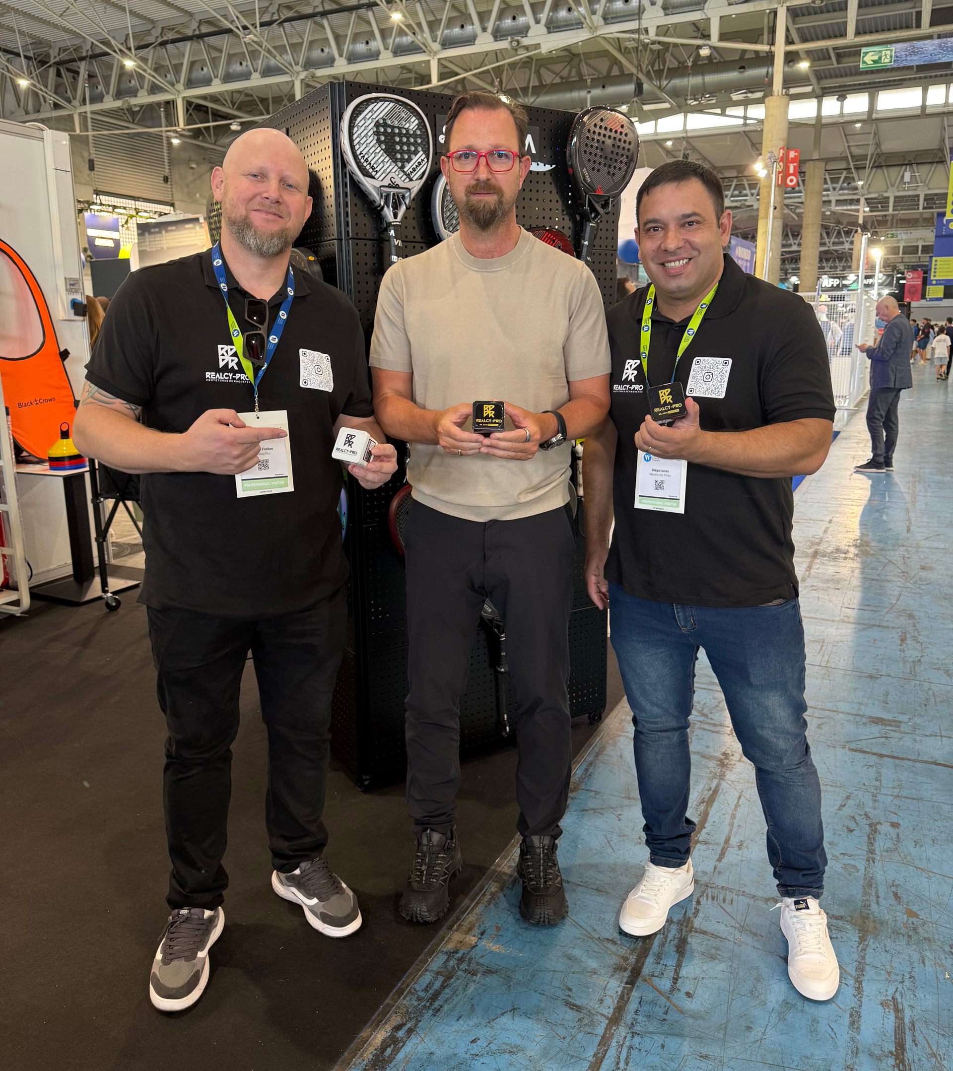 Los propietarios de la marca Realcy PRo y Jim Graña tras el acuerdo de distribución